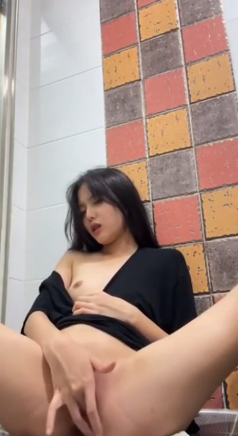 [sex Việt Nam] Em tự sướng trong nhà tắm