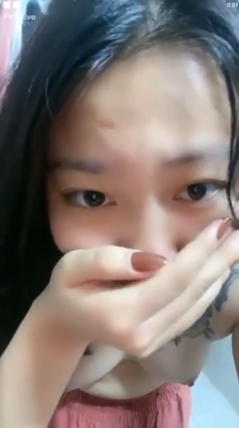 Đang live thì nứng quà đè em gái xinh ra địt. - Sex Viet