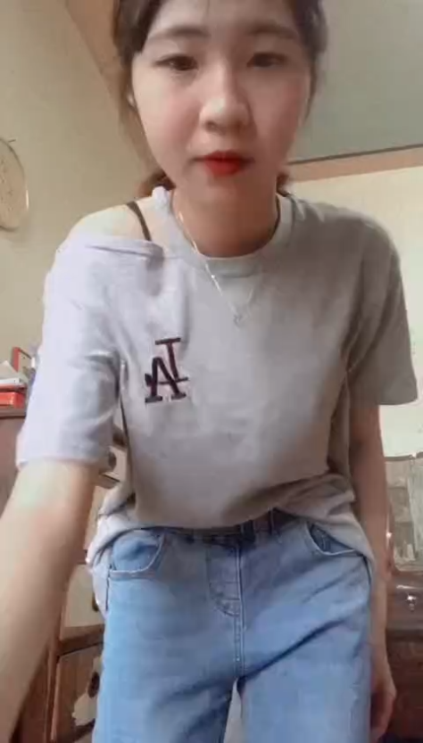 clip sex:Em học sinh show hàng cực múp